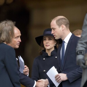 La duchesse Catherine de Cambridge, enceinte, le prince William et le prince Harry à la sortie de la cathédrale Saint Paul de Londres le 14 décembre 2017 suite à la messe donnée à la mémoire des victimes de l'incendie de la Tour Grenfell, survenu le 14 juin 2017.