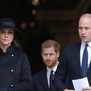 La duchesse Catherine de Cambridge, enceinte, le prince William et le prince Harry à la sortie de la cathédrale Saint Paul de Londres le 14 décembre 2017 suite à la messe donnée à la mémoire des victimes de l'incendie de la Tour Grenfell, survenu le 14 juin 2017.