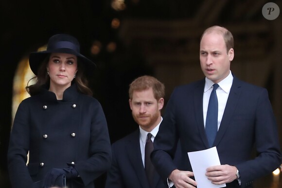 La duchesse Catherine de Cambridge, enceinte, le prince William et le prince Harry à la sortie de la cathédrale Saint Paul de Londres le 14 décembre 2017 suite à la messe donnée à la mémoire des victimes de l'incendie de la Tour Grenfell, survenu le 14 juin 2017.