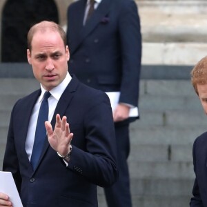 La duchesse Catherine de Cambridge, enceinte, le prince William et le prince Harry à la sortie de la cathédrale Saint Paul de Londres le 14 décembre 2017 suite à la messe donnée à la mémoire des victimes de l'incendie de la Tour Grenfell, survenu le 14 juin 2017.