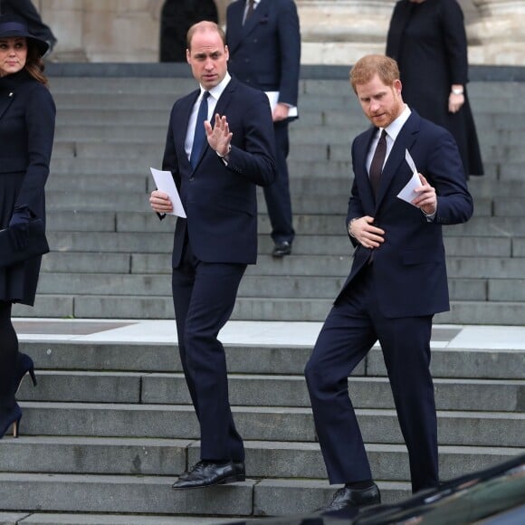 La duchesse Catherine de Cambridge, enceinte, le prince William et le prince Harry à la sortie de la cathédrale Saint Paul de Londres le 14 décembre 2017 suite à la messe donnée à la mémoire des victimes de l'incendie de la Tour Grenfell, survenu le 14 juin 2017.