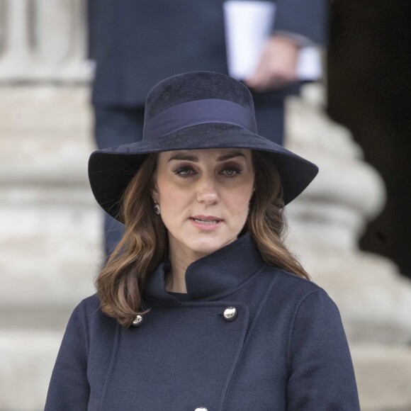 La duchesse Catherine de Cambridge, enceinte, le prince William et le prince Harry à la sortie de la cathédrale Saint Paul de Londres le 14 décembre 2017 suite à la messe donnée à la mémoire des victimes de l'incendie de la Tour Grenfell, survenu le 14 juin 2017.