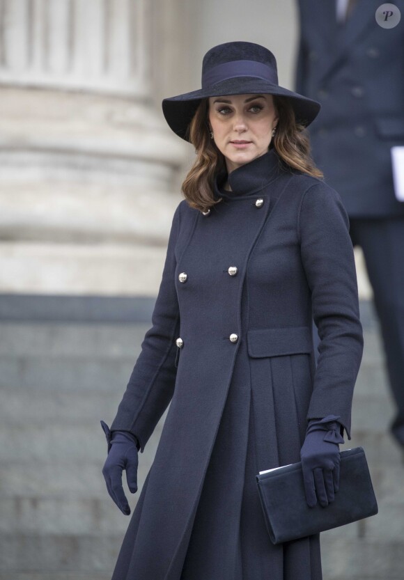 La duchesse Catherine de Cambridge, enceinte, le prince William et le prince Harry à la sortie de la cathédrale Saint Paul de Londres le 14 décembre 2017 suite à la messe donnée à la mémoire des victimes de l'incendie de la Tour Grenfell, survenu le 14 juin 2017.