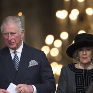 Le prince Charles et Camilla Parker Bowles, duchesse de Cornouailles, à la sortie de la cathédrale Saint Paul de Londres le 14 décembre 2017 suite à la messe donnée à la mémoire des victimes de l'incendie de la Tour Grenfell, survenu le 14 juin 2017.