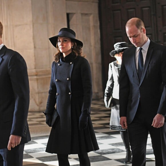 La duchesse Catherine de Cambridge, enceinte, le prince William et le prince Harry ont assisté en la cathédrale Saint Paul de Londres le 14 décembre 2017 à la messe donnée à la mémoire des victimes de l'incendie de la Tour Grenfell, survenu le 14 juin 2017.