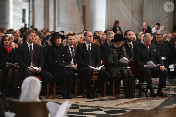 La duchesse Catherine de Cambridge, enceinte, le prince William et le prince Harry ont assisté en la cathédrale Saint Paul de Londres le 14 décembre 2017 à la messe donnée à la mémoire des victimes de l'incendie de la Tour Grenfell, survenu le 14 juin 2017.