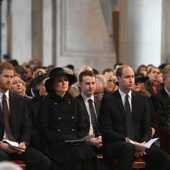 La duchesse Catherine de Cambridge, enceinte, le prince William et le prince Harry ont assisté en la cathédrale Saint Paul de Londres le 14 décembre 2017 à la messe donnée à la mémoire des victimes de l'incendie de la Tour Grenfell, survenu le 14 juin 2017.