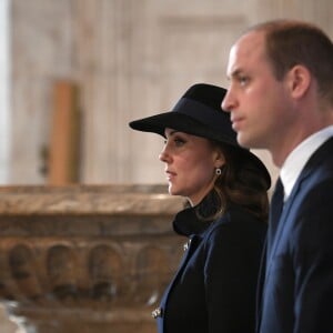 La duchesse Catherine de Cambridge, enceinte, le prince William et le prince Harry ont assisté en la cathédrale Saint Paul de Londres le 14 décembre 2017 à la messe donnée à la mémoire des victimes de l'incendie de la Tour Grenfell, survenu le 14 juin 2017.