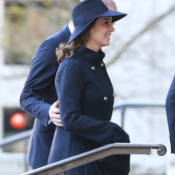 La duchesse Catherine de Cambridge, enceinte, le prince William et le prince Harry ont assisté en la cathédrale Saint Paul de Londres le 14 décembre 2017 à la messe donnée à la mémoire des victimes de l'incendie de la Tour Grenfell, survenu le 14 juin 2017.