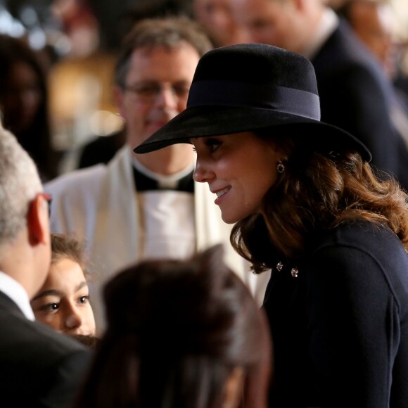 La duchesse Catherine de Cambridge, enceinte, le prince William et le prince Harry ont assisté en la cathédrale Saint Paul de Londres le 14 décembre 2017 à la messe donnée à la mémoire des victimes de l'incendie de la Tour Grenfell, survenu le 14 juin 2017.