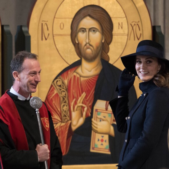 La duchesse Catherine de Cambridge, enceinte, le prince William et le prince Harry ont assisté en la cathédrale Saint Paul de Londres le 14 décembre 2017 à la messe donnée à la mémoire des victimes de l'incendie de la Tour Grenfell, survenu le 14 juin 2017.