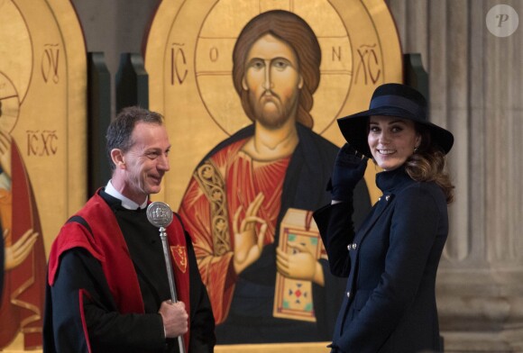 La duchesse Catherine de Cambridge, enceinte, le prince William et le prince Harry ont assisté en la cathédrale Saint Paul de Londres le 14 décembre 2017 à la messe donnée à la mémoire des victimes de l'incendie de la Tour Grenfell, survenu le 14 juin 2017.