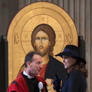 La duchesse Catherine de Cambridge, enceinte, le prince William et le prince Harry ont assisté en la cathédrale Saint Paul de Londres le 14 décembre 2017 à la messe donnée à la mémoire des victimes de l'incendie de la Tour Grenfell, survenu le 14 juin 2017.