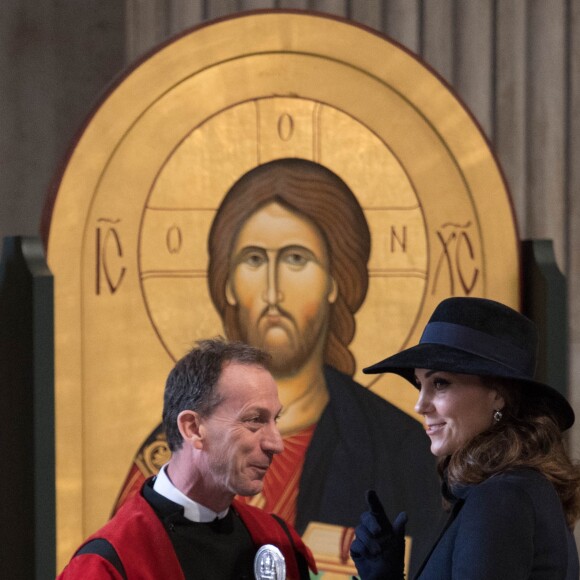 La duchesse Catherine de Cambridge, enceinte, le prince William et le prince Harry ont assisté en la cathédrale Saint Paul de Londres le 14 décembre 2017 à la messe donnée à la mémoire des victimes de l'incendie de la Tour Grenfell, survenu le 14 juin 2017.