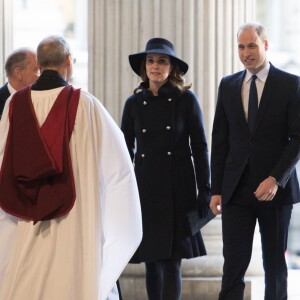 La duchesse Catherine de Cambridge, enceinte, le prince William et le prince Harry ont assisté en la cathédrale Saint Paul de Londres le 14 décembre 2017 à la messe donnée à la mémoire des victimes de l'incendie de la Tour Grenfell, survenu le 14 juin 2017.