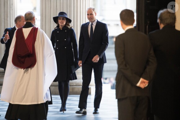 La duchesse Catherine de Cambridge, enceinte, le prince William et le prince Harry ont assisté en la cathédrale Saint Paul de Londres le 14 décembre 2017 à la messe donnée à la mémoire des victimes de l'incendie de la Tour Grenfell, survenu le 14 juin 2017.