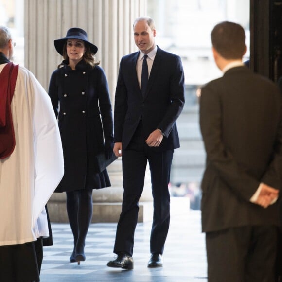 La duchesse Catherine de Cambridge, enceinte, le prince William et le prince Harry ont assisté en la cathédrale Saint Paul de Londres le 14 décembre 2017 à la messe donnée à la mémoire des victimes de l'incendie de la Tour Grenfell, survenu le 14 juin 2017.