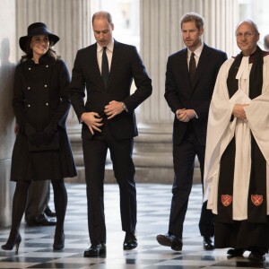 La duchesse Catherine de Cambridge, enceinte, le prince William et le prince Harry ont assisté en la cathédrale Saint Paul de Londres le 14 décembre 2017 à la messe donnée à la mémoire des victimes de l'incendie de la Tour Grenfell, survenu le 14 juin 2017.