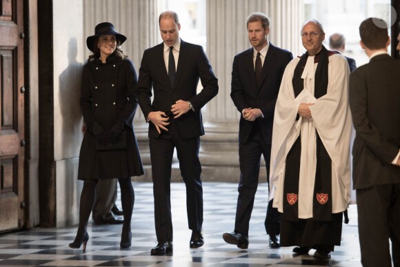 La duchesse Catherine de Cambridge, enceinte, le prince William et le prince Harry ont assisté en la cathédrale Saint Paul de Londres le 14 décembre 2017 à la messe donnée à la mémoire des victimes de l'incendie de la Tour Grenfell, survenu le 14 juin 2017.