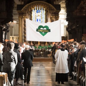 La duchesse Catherine de Cambridge, enceinte, le prince William et le prince Harry ont assisté en la cathédrale Saint Paul de Londres le 14 décembre 2017 à la messe donnée à la mémoire des victimes de l'incendie de la Tour Grenfell, survenu le 14 juin 2017.