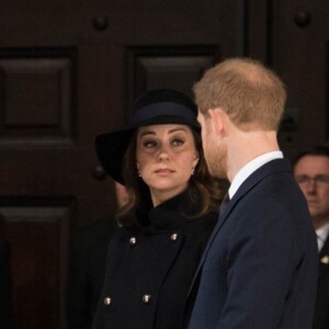 La duchesse Catherine de Cambridge, enceinte, le prince William et le prince Harry ont assisté en la cathédrale Saint Paul de Londres le 14 décembre 2017 à la messe donnée à la mémoire des victimes de l'incendie de la Tour Grenfell, survenu le 14 juin 2017.