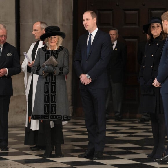 La duchesse Catherine de Cambridge, enceinte, le prince William et le prince Harry ont assisté en la cathédrale Saint Paul de Londres le 14 décembre 2017 à la messe donnée à la mémoire des victimes de l'incendie de la Tour Grenfell, survenu le 14 juin 2017.