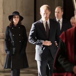 La duchesse Catherine de Cambridge, enceinte, le prince William et le prince Harry ont assisté en la cathédrale Saint Paul de Londres le 14 décembre 2017 à la messe donnée à la mémoire des victimes de l'incendie de la Tour Grenfell, survenu le 14 juin 2017.