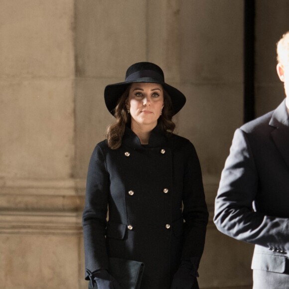 La duchesse Catherine de Cambridge, enceinte, le prince William et le prince Harry ont assisté en la cathédrale Saint Paul de Londres le 14 décembre 2017 à la messe donnée à la mémoire des victimes de l'incendie de la Tour Grenfell, survenu le 14 juin 2017.