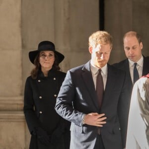 La duchesse Catherine de Cambridge, enceinte, le prince William et le prince Harry ont assisté en la cathédrale Saint Paul de Londres le 14 décembre 2017 à la messe donnée à la mémoire des victimes de l'incendie de la Tour Grenfell, survenu le 14 juin 2017.