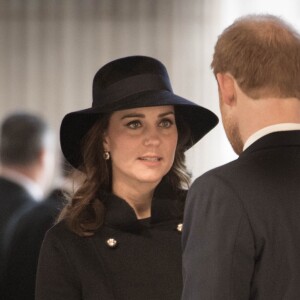 La duchesse Catherine de Cambridge, enceinte, le prince William et le prince Harry ont assisté en la cathédrale Saint Paul de Londres le 14 décembre 2017 à la messe donnée à la mémoire des victimes de l'incendie de la Tour Grenfell, survenu le 14 juin 2017.