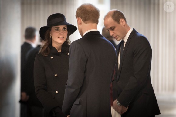 La duchesse Catherine de Cambridge, enceinte, le prince William et le prince Harry ont assisté en la cathédrale Saint Paul de Londres le 14 décembre 2017 à la messe donnée à la mémoire des victimes de l'incendie de la Tour Grenfell, survenu le 14 juin 2017.