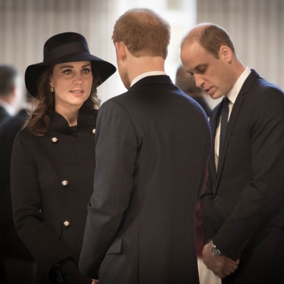 La duchesse Catherine de Cambridge, enceinte, le prince William et le prince Harry ont assisté en la cathédrale Saint Paul de Londres le 14 décembre 2017 à la messe donnée à la mémoire des victimes de l'incendie de la Tour Grenfell, survenu le 14 juin 2017.