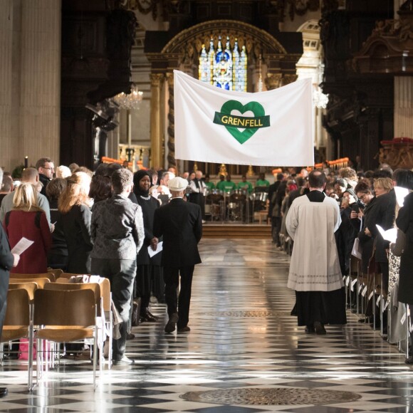 La duchesse Catherine de Cambridge, enceinte, le prince William et le prince Harry ont assisté en la cathédrale Saint Paul de Londres le 14 décembre 2017 à la messe donnée à la mémoire des victimes de l'incendie de la Tour Grenfell, survenu le 14 juin 2017.