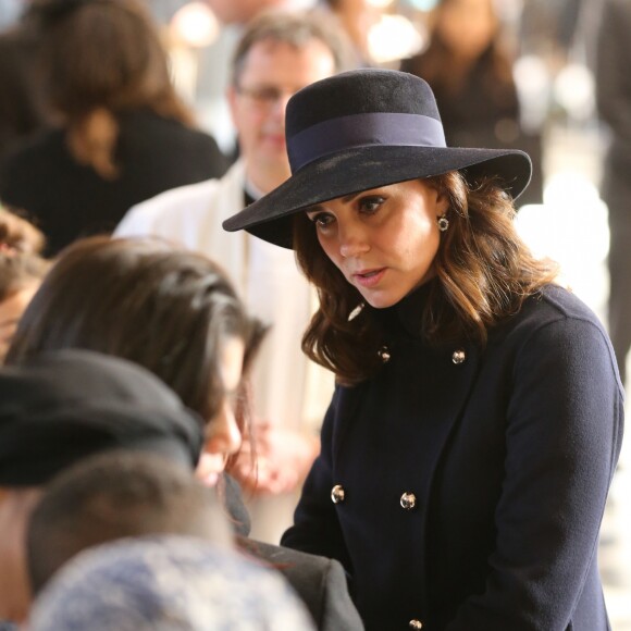 La duchesse Catherine de Cambridge, enceinte, le prince William et le prince Harry ont assisté en la cathédrale Saint Paul de Londres le 14 décembre 2017 à la messe donnée à la mémoire des victimes de l'incendie de la Tour Grenfell, survenu le 14 juin 2017.