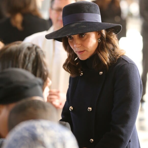 La duchesse Catherine de Cambridge, enceinte, le prince William et le prince Harry ont assisté en la cathédrale Saint Paul de Londres le 14 décembre 2017 à la messe donnée à la mémoire des victimes de l'incendie de la Tour Grenfell, survenu le 14 juin 2017.