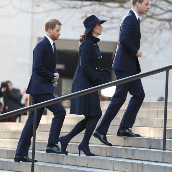 La duchesse Catherine de Cambridge, enceinte, le prince William et le prince Harry ont assisté en la cathédrale Saint Paul de Londres le 14 décembre 2017 à la messe donnée à la mémoire des victimes de l'incendie de la Tour Grenfell, survenu le 14 juin 2017.