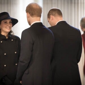 La duchesse Catherine de Cambridge, enceinte, le prince William et le prince Harry ont assisté en la cathédrale Saint Paul de Londres le 14 décembre 2017 à la messe donnée à la mémoire des victimes de l'incendie de la Tour Grenfell, survenu le 14 juin 2017.