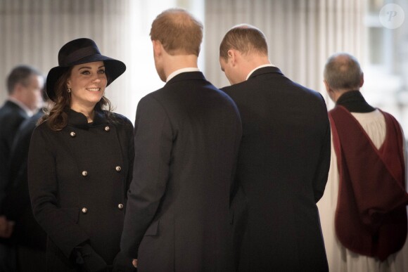 La duchesse Catherine de Cambridge, enceinte, le prince William et le prince Harry ont assisté en la cathédrale Saint Paul de Londres le 14 décembre 2017 à la messe donnée à la mémoire des victimes de l'incendie de la Tour Grenfell, survenu le 14 juin 2017.
