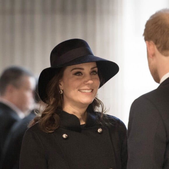 La duchesse Catherine de Cambridge, enceinte, le prince William et le prince Harry ont assisté en la cathédrale Saint Paul de Londres le 14 décembre 2017 à la messe donnée à la mémoire des victimes de l'incendie de la Tour Grenfell, survenu le 14 juin 2017.