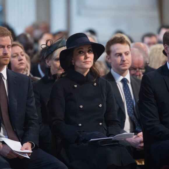 La duchesse Catherine de Cambridge, enceinte, le prince William et le prince Harry ont assisté en la cathédrale Saint Paul de Londres le 14 décembre 2017 à la messe donnée à la mémoire des victimes de l'incendie de la Tour Grenfell, survenu le 14 juin 2017.