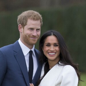 Le prince Harry et Meghan Markle posent à Kensington palace après l'annonce de leur mariage au printemps 2018 à Londres le 27 novembre 2017.