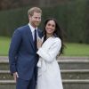 Le prince Harry et Meghan Markle posent à Kensington palace après l'annonce de leur mariage au printemps 2018 à Londres le 27 novembre 2017.