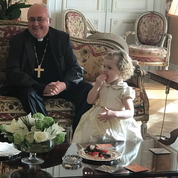 La princesse Gabriella de Monaco lors d'une rencontre matinale avec l'archevêque Bernard Barsi, photo partagée le 18 novembre 2017 sur Instagram par la princesse Charlene.