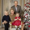Le prince Albert II de Monaco, la princesse Charlène de Monaco et leurs enfants le prince héréditaire Jacques et la princesse Gabriella, adressant leurs meilleurs voeux pour l'année 2017. © Vanessa Von Zitzewitz / Palais Princier de Monaco / Facebook