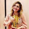 Louane pose avec son trophée NRJ Music Award. Instagram, novembre 2017