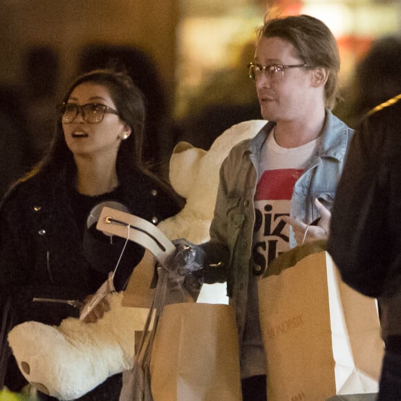 Exclusif - A 15h30, Macaulay Culkin a accueilli en bas de son appartement parisien sa compagne Brenda Song qui est arrivée en provenance de los Angeles le 21 novembre 2017. Le couple est ensuite sorti pour aller faire des achats de décoration chez Monoprix. Macaulay a offert un ours en peluche à sa dulcinée.