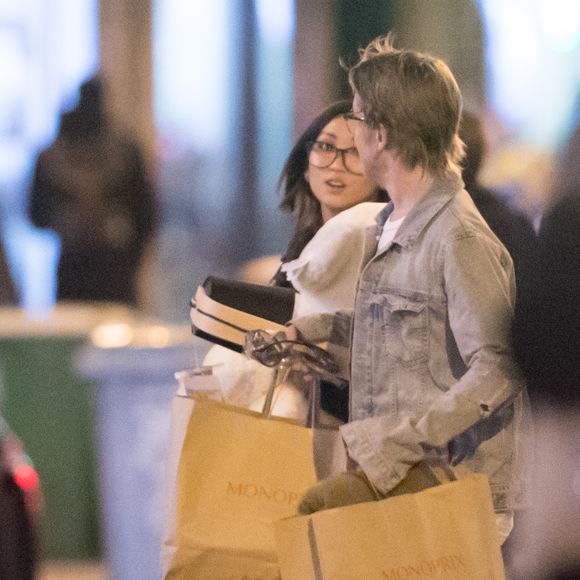 Exclusif - A 15h30, Macaulay Culkin a accueilli en bas de son appartement parisien sa compagne Brenda Song qui est arrivée en provenance de los Angeles le 21 novembre 2017. Le couple est ensuite sorti pour aller faire des achats de décoration chez Monoprix. Macaulay a offert un ours en peluche à sa dulcinée.