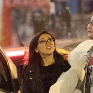 Exclusif - A 15h30, Macaulay Culkin a accueilli en bas de son appartement parisien sa compagne Brenda Song qui est arrivée en provenance de los Angeles le 21 novembre 2017. Le couple est ensuite sorti pour aller faire des achats de décoration chez Monoprix. Macaulay a offert un ours en peluche à sa dulcinée.