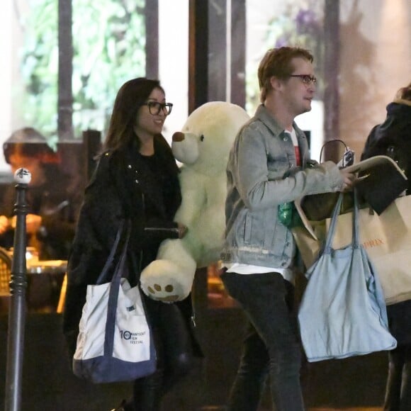 Exclusif - A 15h30, Macaulay Culkin a accueilli en bas de son appartement parisien sa compagne Brenda Song qui est arrivée en provenance de los Angeles le 21 novembre 2017. Le couple est ensuite sorti pour aller faire des achats de décoration chez Monoprix. Macaulay a offert un ours en peluche à sa dulcinée. 