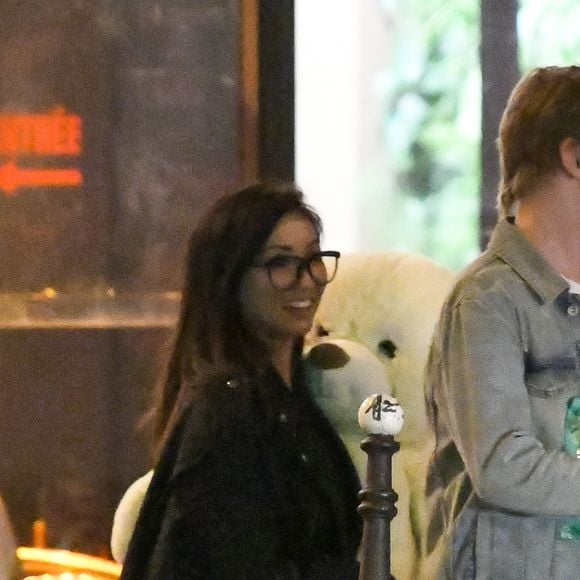 Exclusif - A 15h30, Macaulay Culkin a accueilli en bas de son appartement parisien sa compagne Brenda Song qui est arrivée en provenance de los Angeles le 21 novembre 2017. Le couple est ensuite sorti pour aller faire des achats de décoration chez Monoprix. Macaulay a offert un ours en peluche à sa dulcinée.